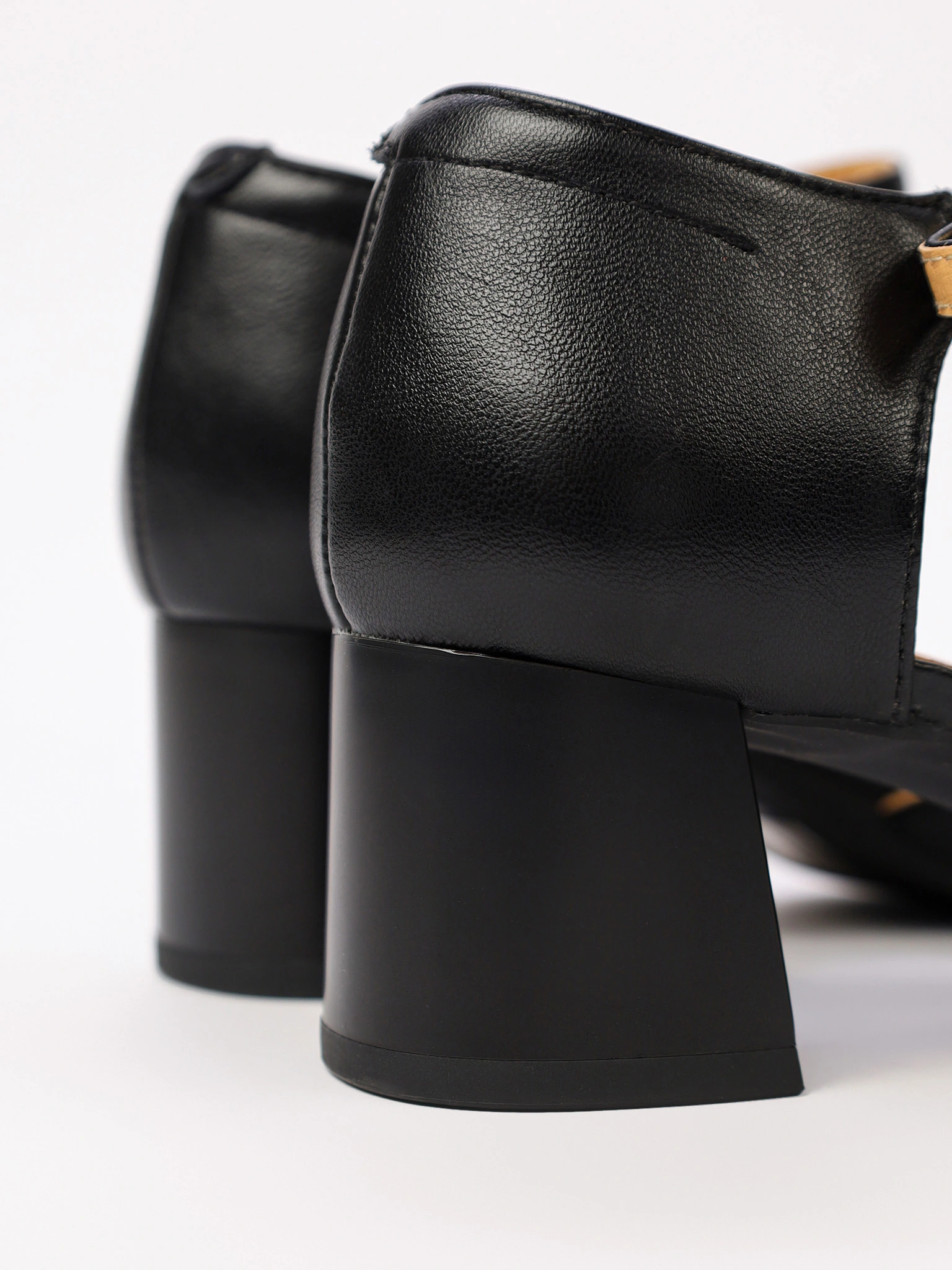 Туфли черного цвета  с ремешком на высоком каблуке